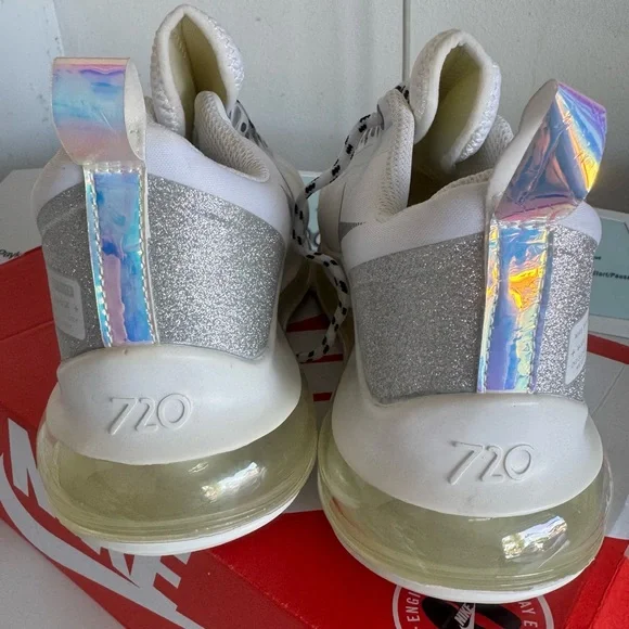 Nike White and Gray Sneakers with Modern Design - Picture 8 of 9